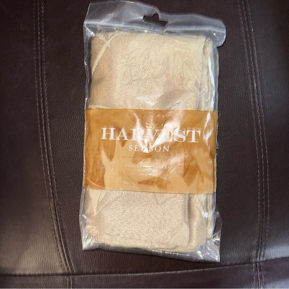 RARE HTF Beautiful Fall Harvest Season Fabric Napkins “”Khaki Opp” 4 Napkins NEW